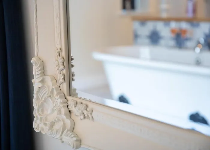 بيت للعطل The Old Doghouse