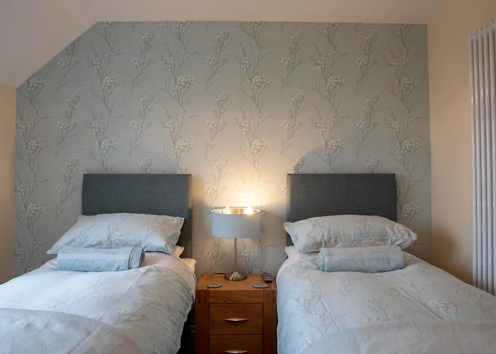 بيت للعطل The Old Doghouse *